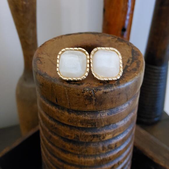 Women's Fashion Homaica Marble Stud Earrings in Champagne White - Picture 3 of 10